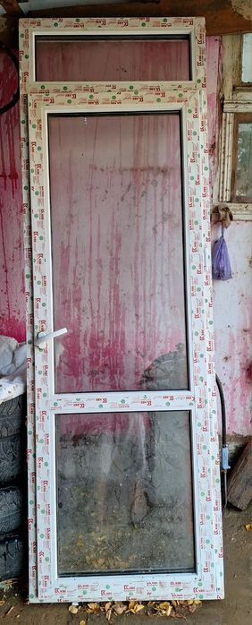 Продаётся пластиковая дверь