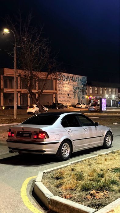 •BMW E46 2.0L 2000•