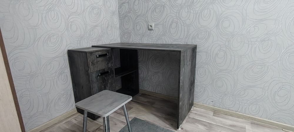 Угловой компьютерный стол