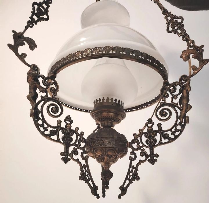 Superbă lampa tip opalină din bronz masiv În stilul Baroc,piesa cu o lucrătură de o foarte mare finețe,h 100 cm cu lanț ajustabil
