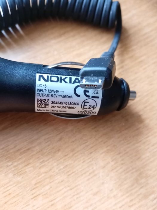 Продавам автомобилно зарядно за Nokia