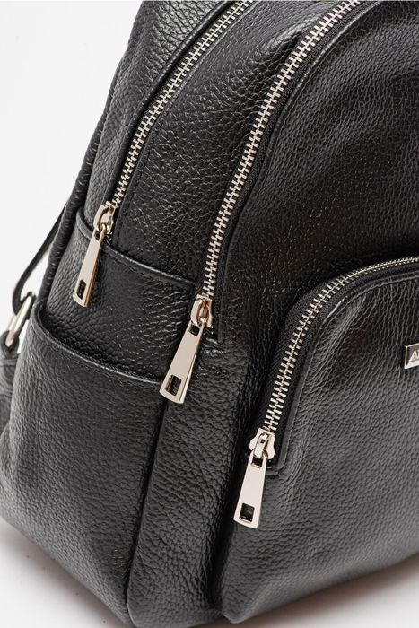 Дамска черна раница, естествена кожа на Antonia Moretti

С две отде