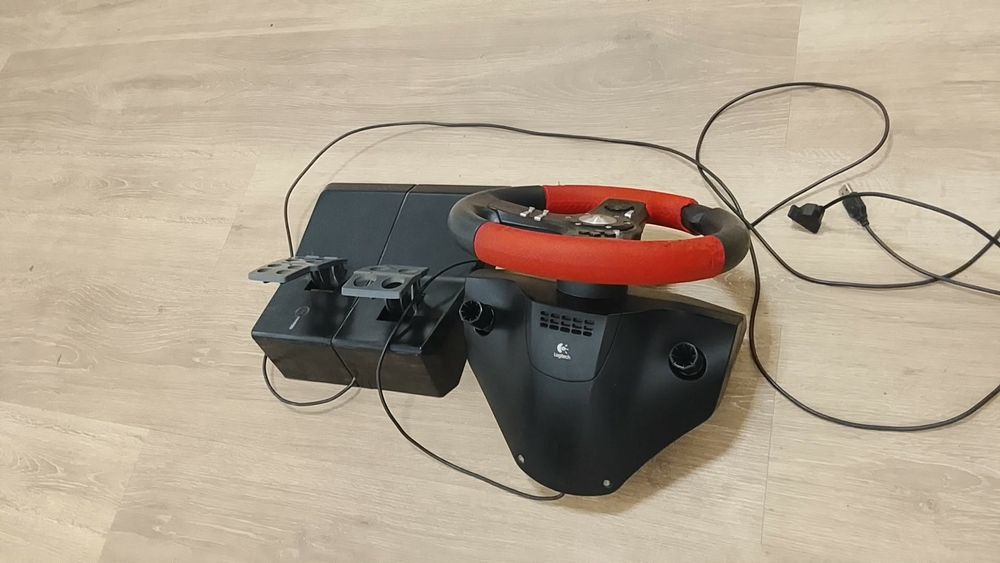 Vând volan Logitech