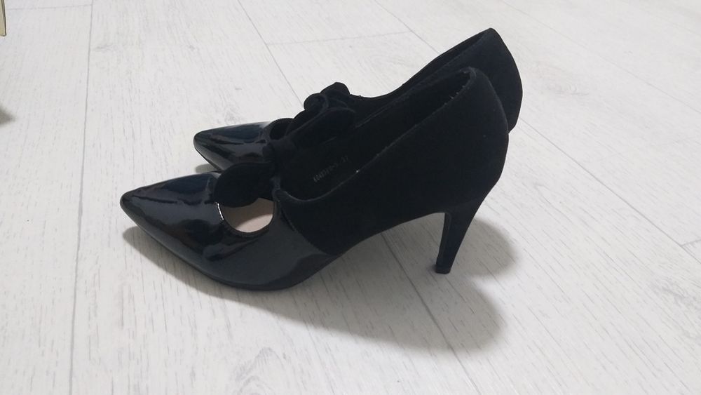 Продам 2 пары туфель