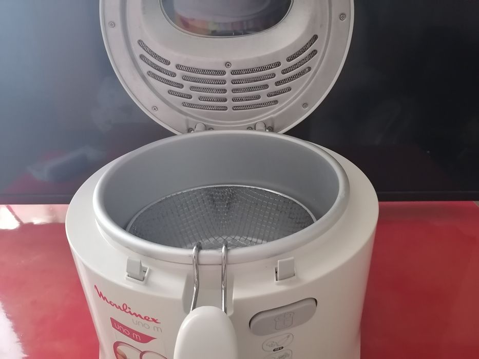 Vând friteuza cu ulei