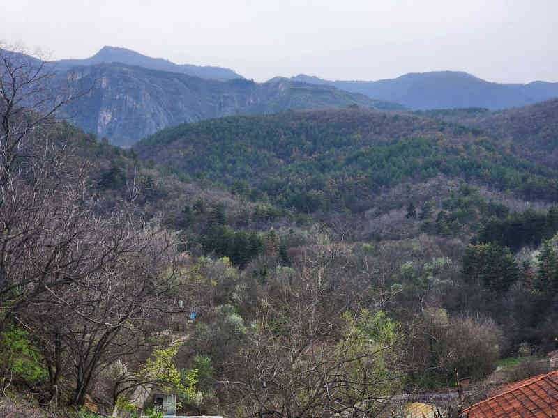 Продава се двуетажна къща с двор в гр. Перущица