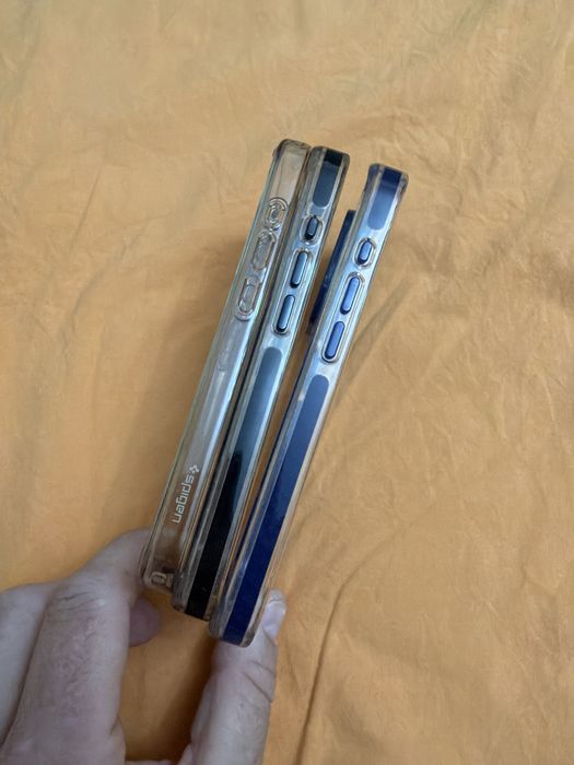 3 huse iPhone 15 Pro MagSafe – 1 Spigen + 2 transparente – stare bună