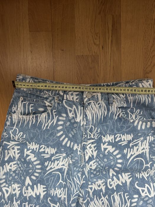 Blugi Bershka graffiti – imprimeu artistic, stil streetwear