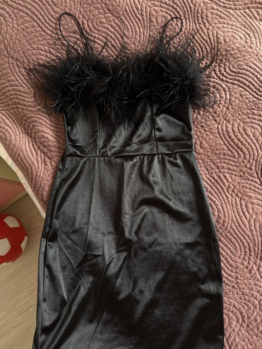 Дамска рокля с пера