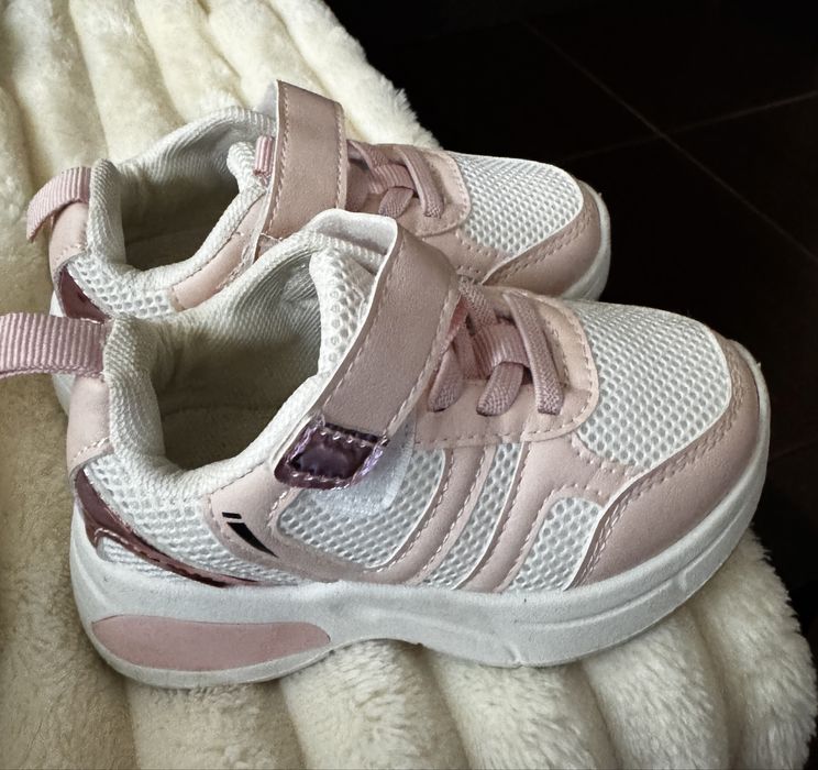 Adidasi fetite marimea 23 / 2-3 ani