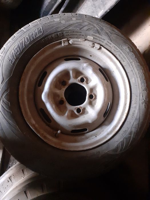 Продам два летних колеса с камерами на 13