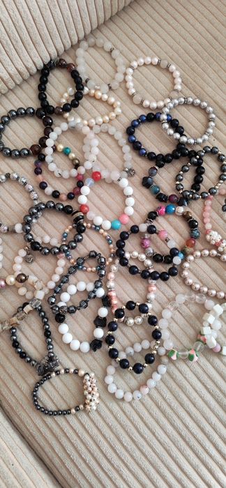 Гривни от полускъпоценни камъни