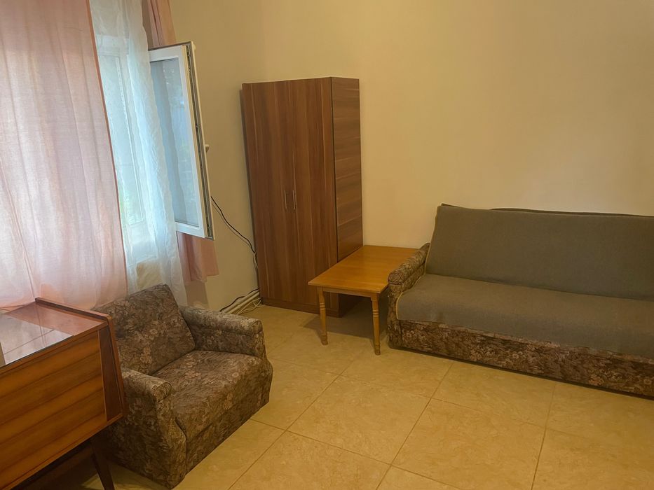 Închiriez garsonieră la casa