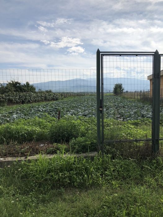 Земеделска земя-имот 1 700 кв.м. на 80 км от София