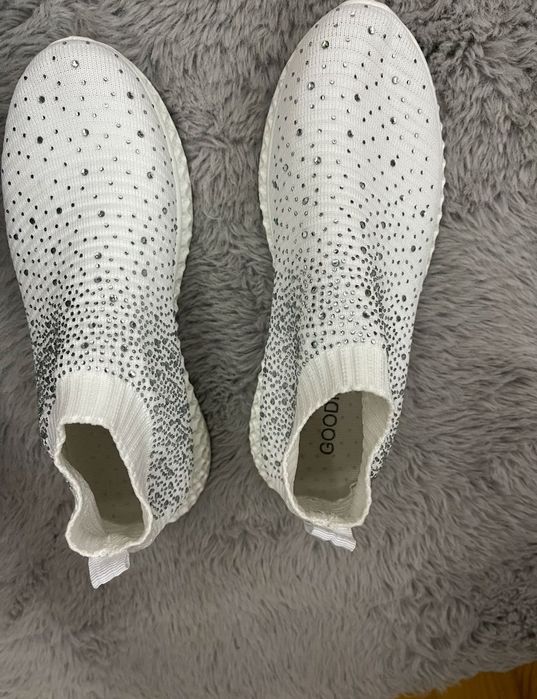 нови бели маратонки