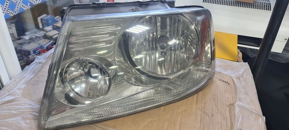 Фары передние левая и правая от Ford F-150 (оригинал).
