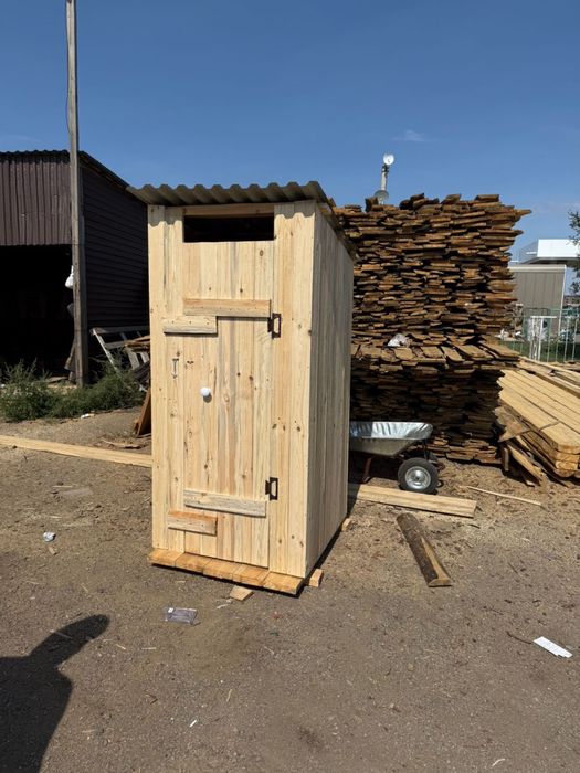 Уличный туалет деревянный и дачные