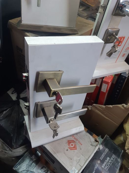 Eshik va romlar o‘rnatish xizmati.