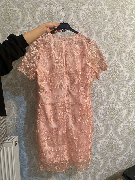 Платье розовое с вышивками
