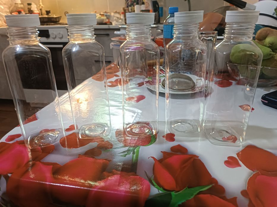 Продам пластиковые бутылки 71шт.