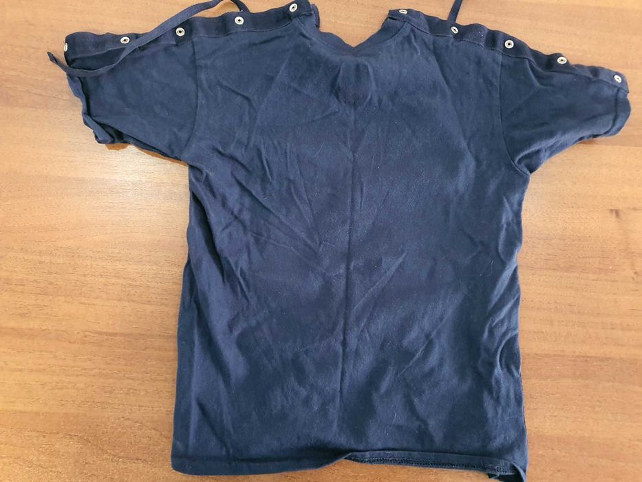 Футболка для упрощенного надевания. При ношении повязки или гипса.