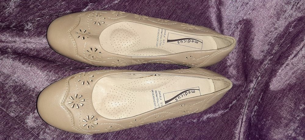 Босоножки кожаные