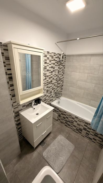 Apartament de închiriat – 3 camere, două băi, bucătărie închisă, 70 mp, utilat complet – strada Tineretului 37i