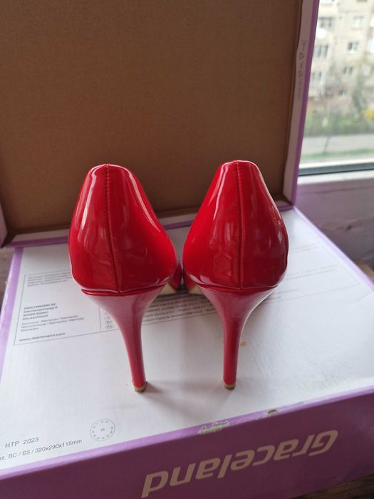 pantofi rosii super rosii