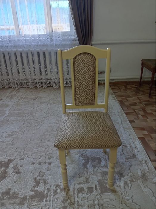 Продаются стол стулья для гостиной