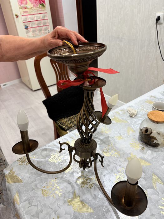 Продам люстру с 3 светодиодными лампами