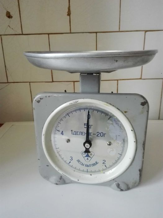 Магнетофон , транзистор и домашна везна.