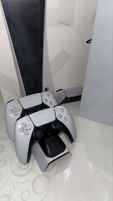 PlayStation 5 825GB + 2 джойстика + игры