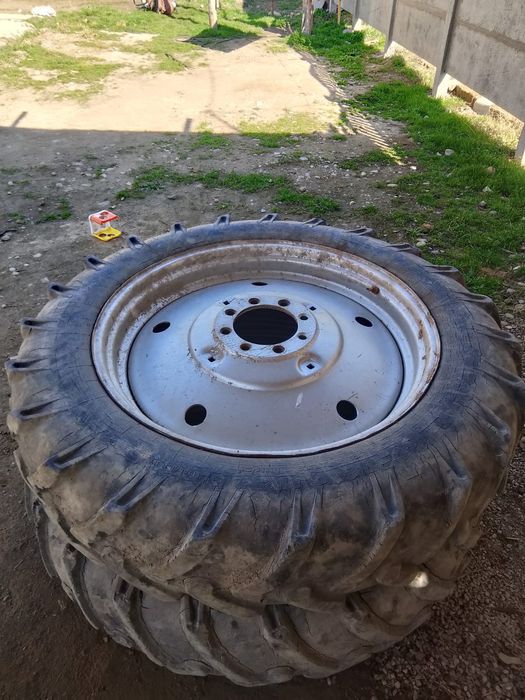 Трактордың екі дөңгелегі