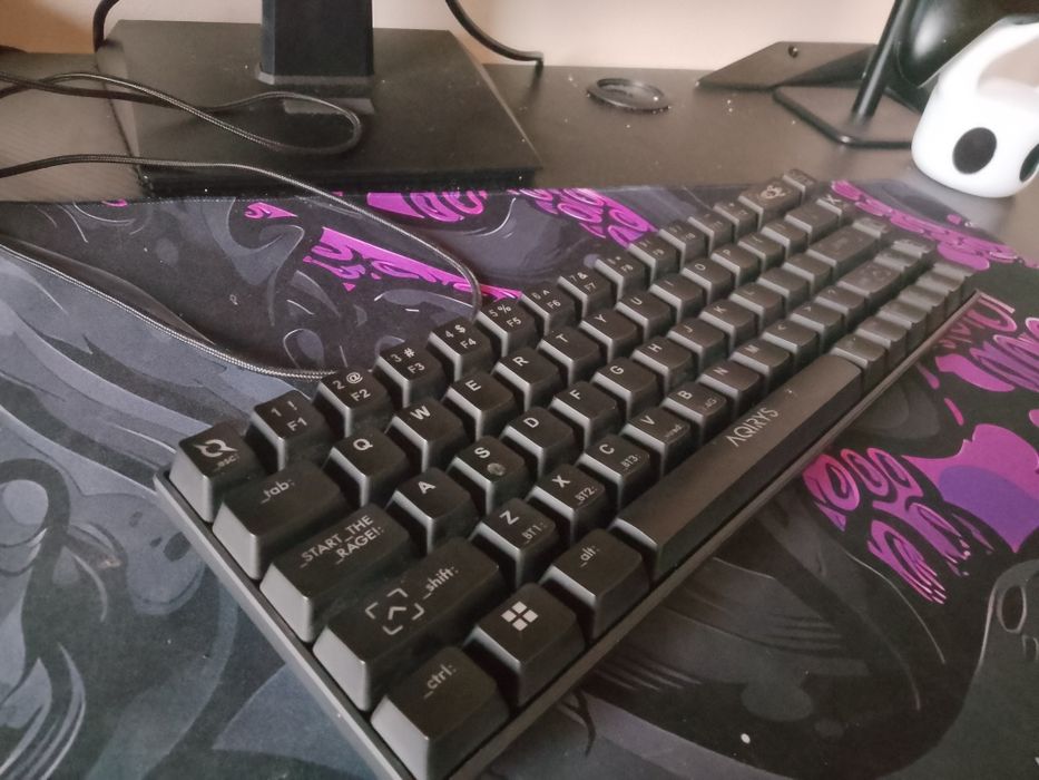 Titlu: Tastatură gaming mecanică AQIRYS Mira – stare foarte bună, preț