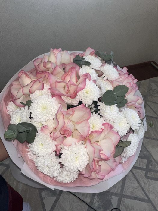 Цветы розы, хризантема