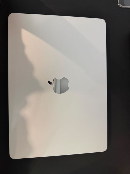 Macbook 2024 13-дюймовый(писать на whatsapp)