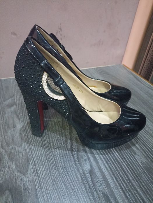 Qora tufli 37razmer holati oʻrtacha