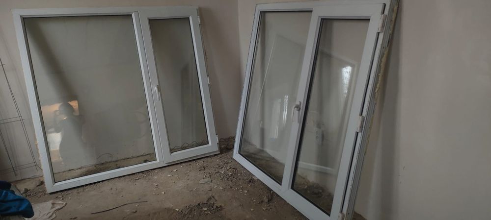 В хорошем состоянии продаются два окна.