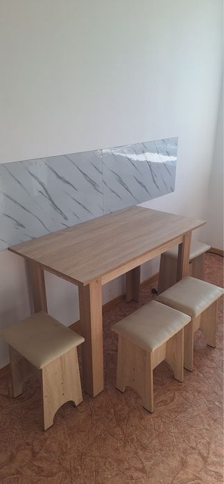 Стол и 4 стула.