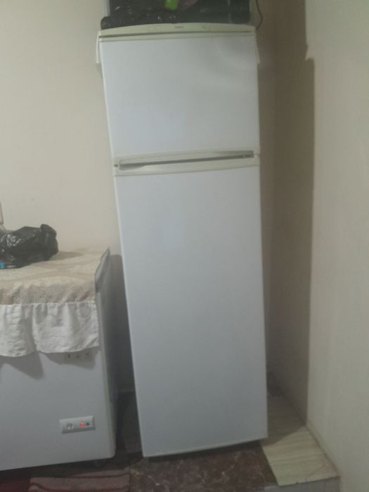 Uyda iwlab turgan muzlatgich