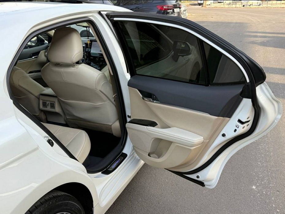 Tayota Camry Hybrid full pozitsiya 2023-yil 2.5mator SROCHNA SOTILADI!