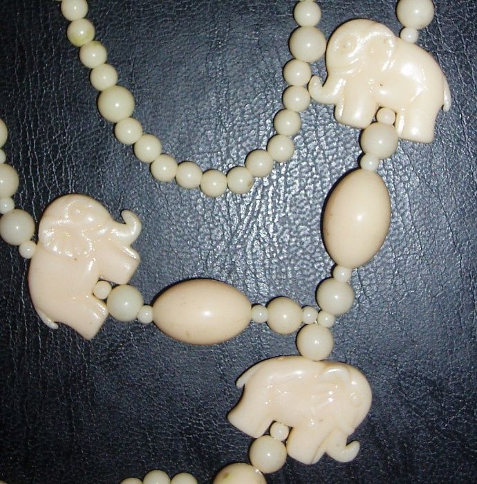 Колие от изкуствен материал, цвят слонова кост.