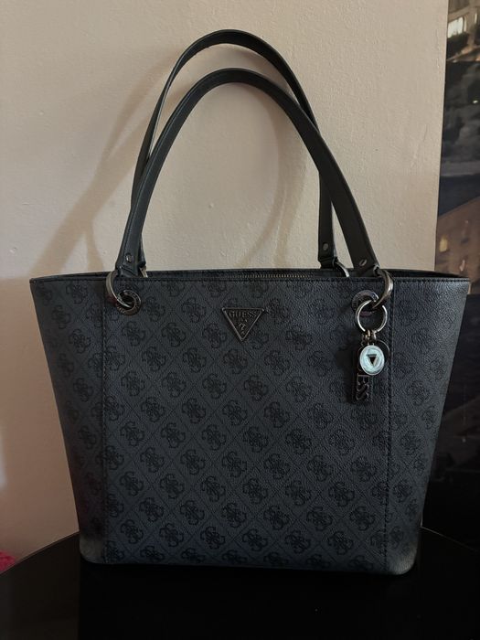 Оригинална чанта Guess в голям размер