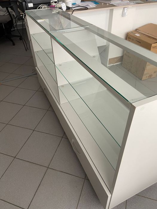 Vand Vitrina cu 3 rafruri