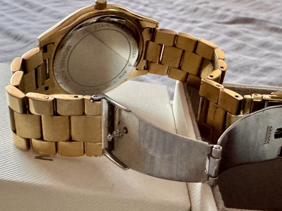 Часовник Michael Kors златист цвят