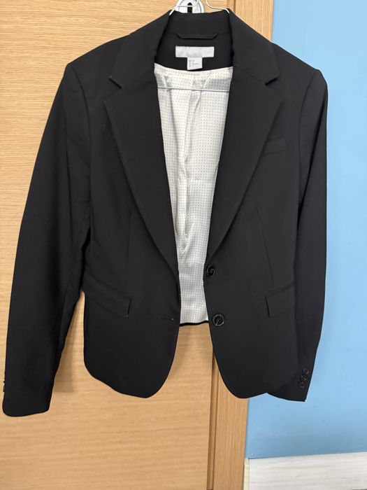 Вталено, късо, черно сако