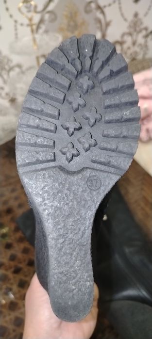 Фирменные сапожки 35 и 37 размеры