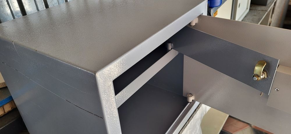 Сейф металлический