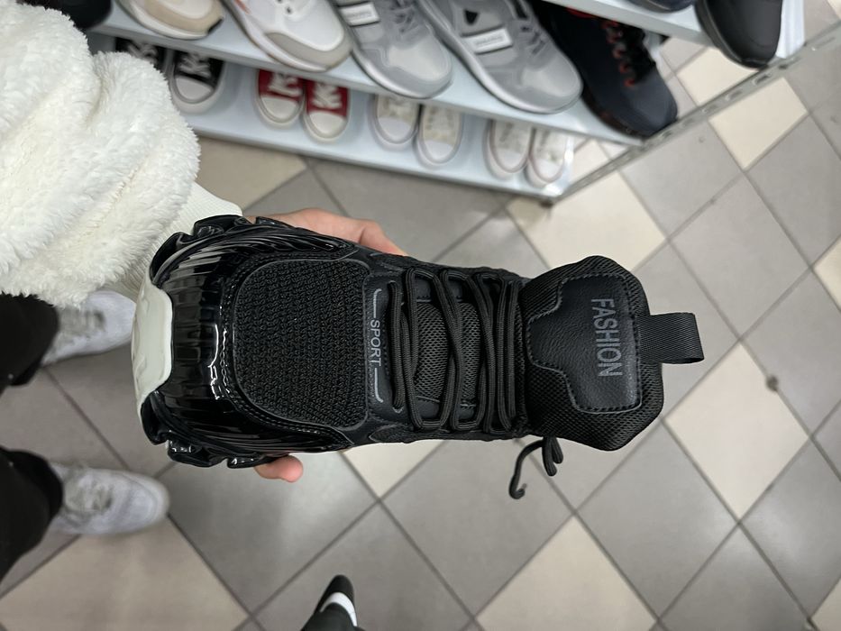 Sneakeri Chunky cu Talpă Sculptată Neagra