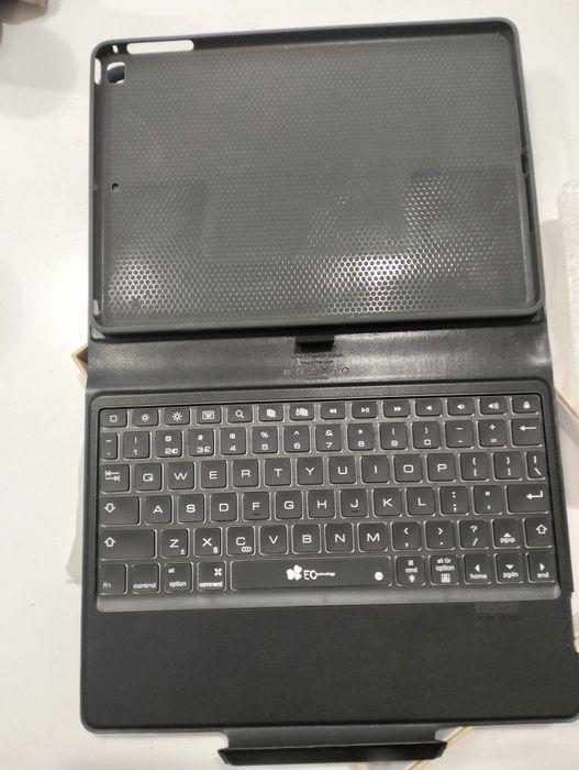 Husa cu tastatura din piele pentru IPad!